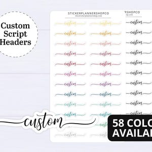 Peut inclure: Une planche d'autocollants présentant plusieurs lignes du mot custom écrit dans une police cursive fluide. Les autocollants sont disponibles en 58 couleurs, avec un grand autocollant individuel noir en écriture cursive en bas à gauche.