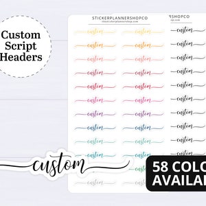 Puede incluir: Hojas de pegatinas de encabezado de script personalizadas en varios colores. Las pegatinas presentan la palabra "custom" en una fuente cursiva. La imagen también incluye el texto "Custom Script Headers" y "58 COLORES DISPONIBLES".