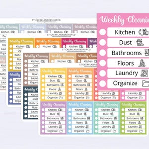以下が含まれることがあります： Weekly Cleaningというテキストが記載されたマルチカラーのステッカーシートのコレクション。各ステッカーには、Kitchen、Dust、Bathrooms、Floors、Laundry、Organizeのアイコンが付いたチェックリストが含まれています。シートはピンク、黄色、青、緑、紫などのパステルカラーや鮮やかな背景色で重ねられています。