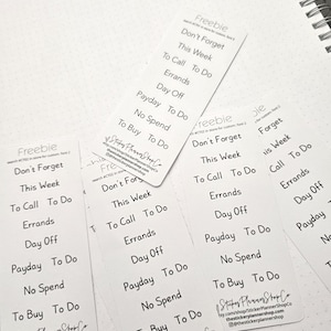 Op de afbeelding: Verschillende witte plannerstickers met zwarte tekst liggen op een wit oppervlak. De stickers bevatten zinnen als "Niet vergeten" en "Te doen". De stickers zijn ontworpen voor planning en organisatie.