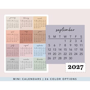 Puede incluir: Un calendario de 2027 que muestra doce cuadrículas mensuales en varios colores pastel apagados, incluyendo beige, melocotón, terracota, azul y verde. Un cuadrado morado más grande y separado resalta el mes de septiembre con texto negro.