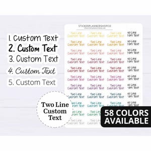 Puede incluir: Una hoja de pegatinas con varias filas de etiquetas rectangulares pequeñas con el texto Two Line Custom Text en varios colores. A la izquierda, cinco ejemplos numerados muestran diferentes estilos de fuente. Un recuadro circular resalta el diseño.