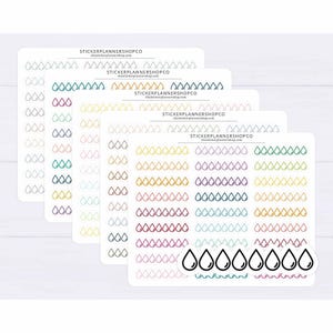 Op de afbeelding: Vijf stickervellen met rijen kleine, omlijnde waterdruppelpictogrammen in diverse kleuren, waaronder geel, roze, blauwgroen en donkerblauw. Elk vel toont bovenaan de tekst STICKERPLANNERSHOPCO en de bijbehorende website-URL.