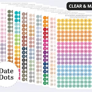 Könnte beinhalten: Mehrere Bögen mit transparenten und matten, runden Datumsaufklebern in verschiedenen Farben. Jeder Bogen enthält Reihen von Zahlen von 1 bis 31 sowie Sternchensymbole. Der Text "STICKERPLANNERSHOPCO" und "Date Dots" ist auf den Bögen aufgedruckt.
