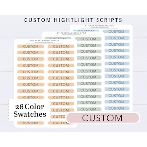 Op de afbeelding: Een verzameling aangepaste highlight script stickers gerangschikt in kolommen op vellen. De stickers bevatten het woord CUSTOM in een donker lettertype op afgeronde rechthoekige achtergronden in beige, saliegroen en lichtblauw. Tekst: CUSTOM HIGHTLIGHT SCRIPTS.