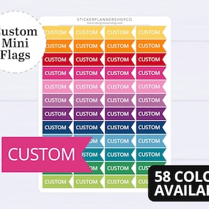 Puede incluir: Una hoja de pegatinas con filas de pequeñas etiquetas en forma de bandera en un degradado de colores que incluye amarillo, naranja, rojo, rosa, morado, azul y verde. Cada bandera contiene el texto blanco CUSTOM. Una muestra rosa se ve al frente.