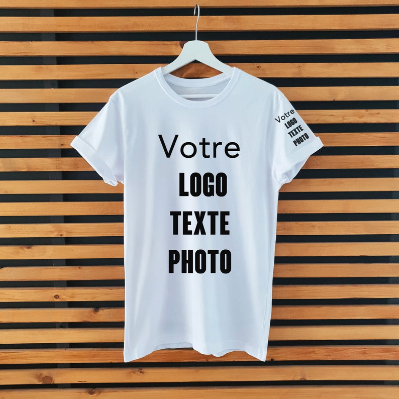 May include: White t-shirt with black text that reads "Votre Logo Texte Photo" on the front and "Votre Logo Texte Photo" on the sleeve.