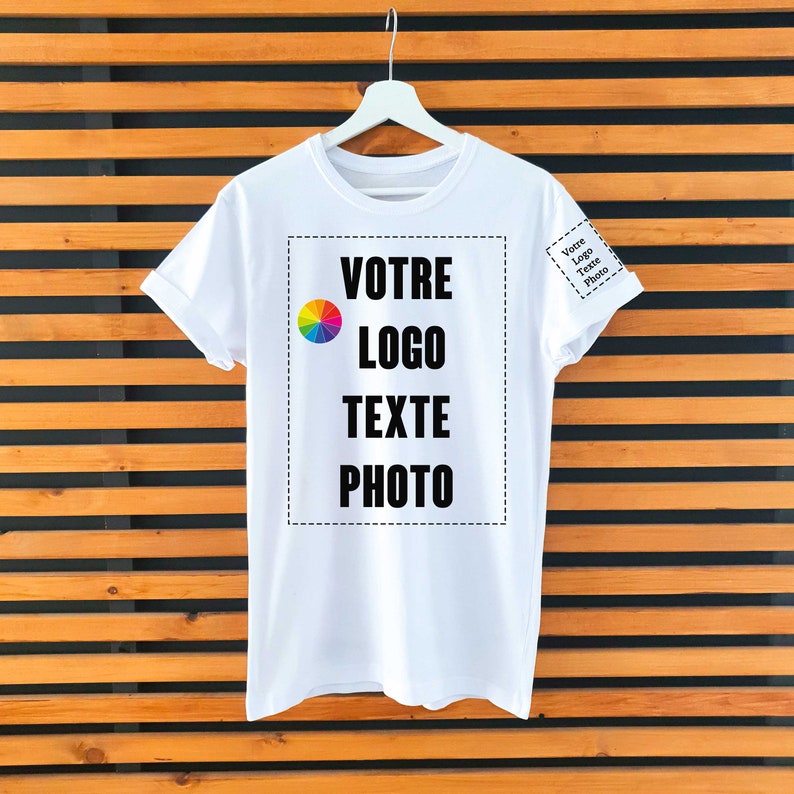 May include: White t-shirt with a black rectangle on the front. The rectangle contains the text "VOTRE LOGO TEXTE PHOTO" and a colorful circle.