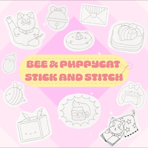 Può includere: Una collezione di toppe ricamate con vari disegni, tra cui un gatto, un'ape, una campana e una busta. Il testo "BEE & PHPPYCAT STICK AND STITCH" è visualizzato su uno striscione giallo. Lo sfondo è un motivo a rombi rosa e bianco.