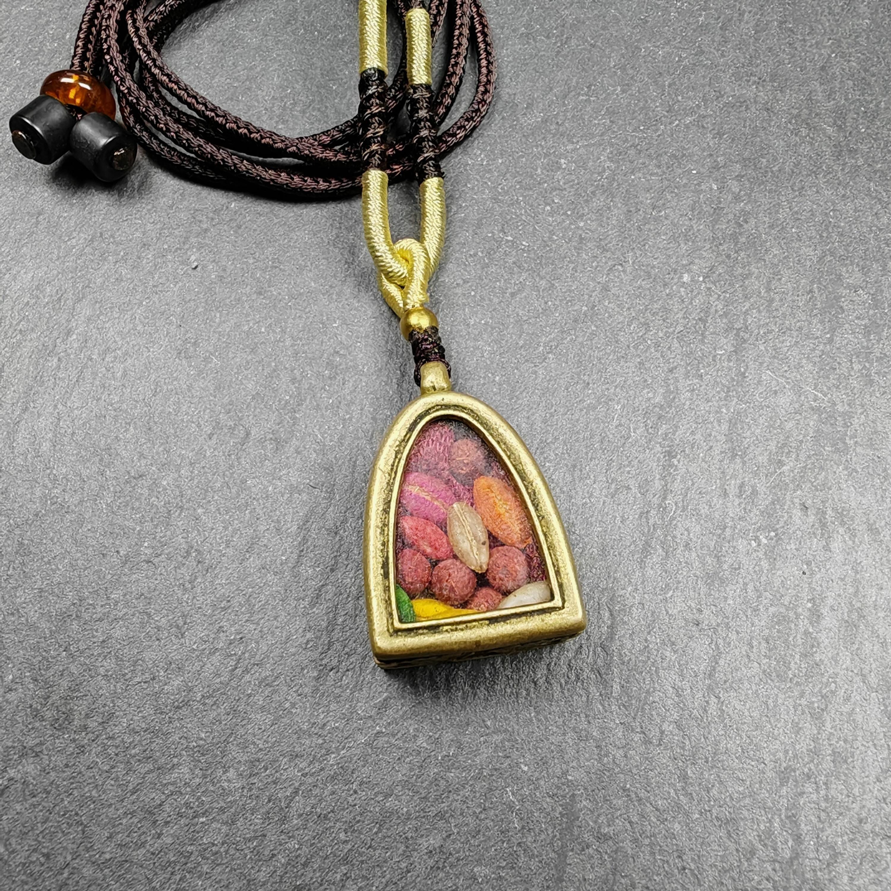 Pendentif Bouddhiste Tibétain 'Gau' Vintage - Taille 3.3 Cm - Alliage Multicolore - Neuf Avec étiquettes