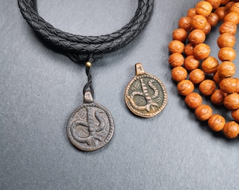 Colgante de amuleto budista tibetano hecho a mano Gandhanra, vara de Asclepio, palo de serpiente, hecho de latón, 0,87"