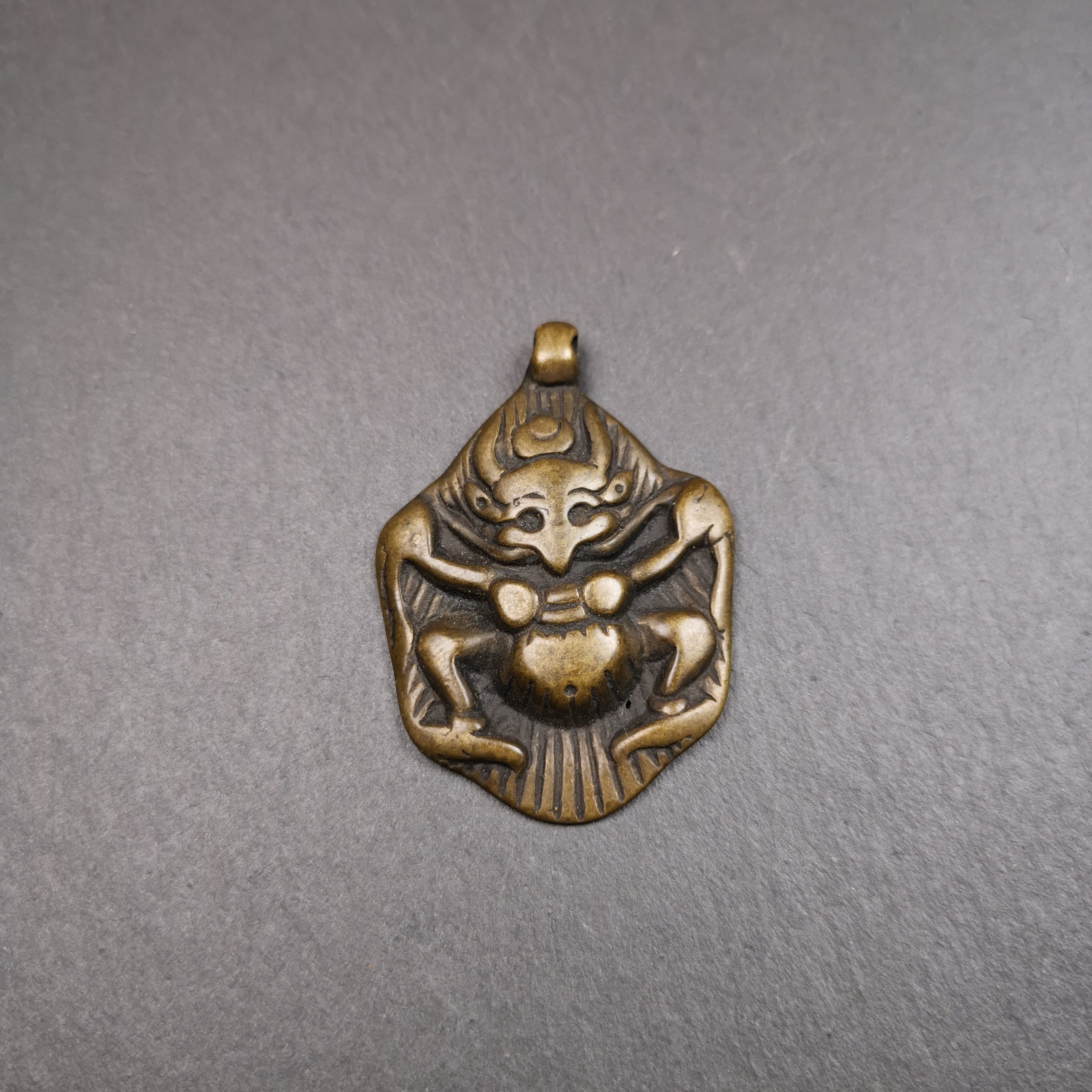 ガンダンラ アンティーク チベット仏教のお守りペンダント - ガルーダ