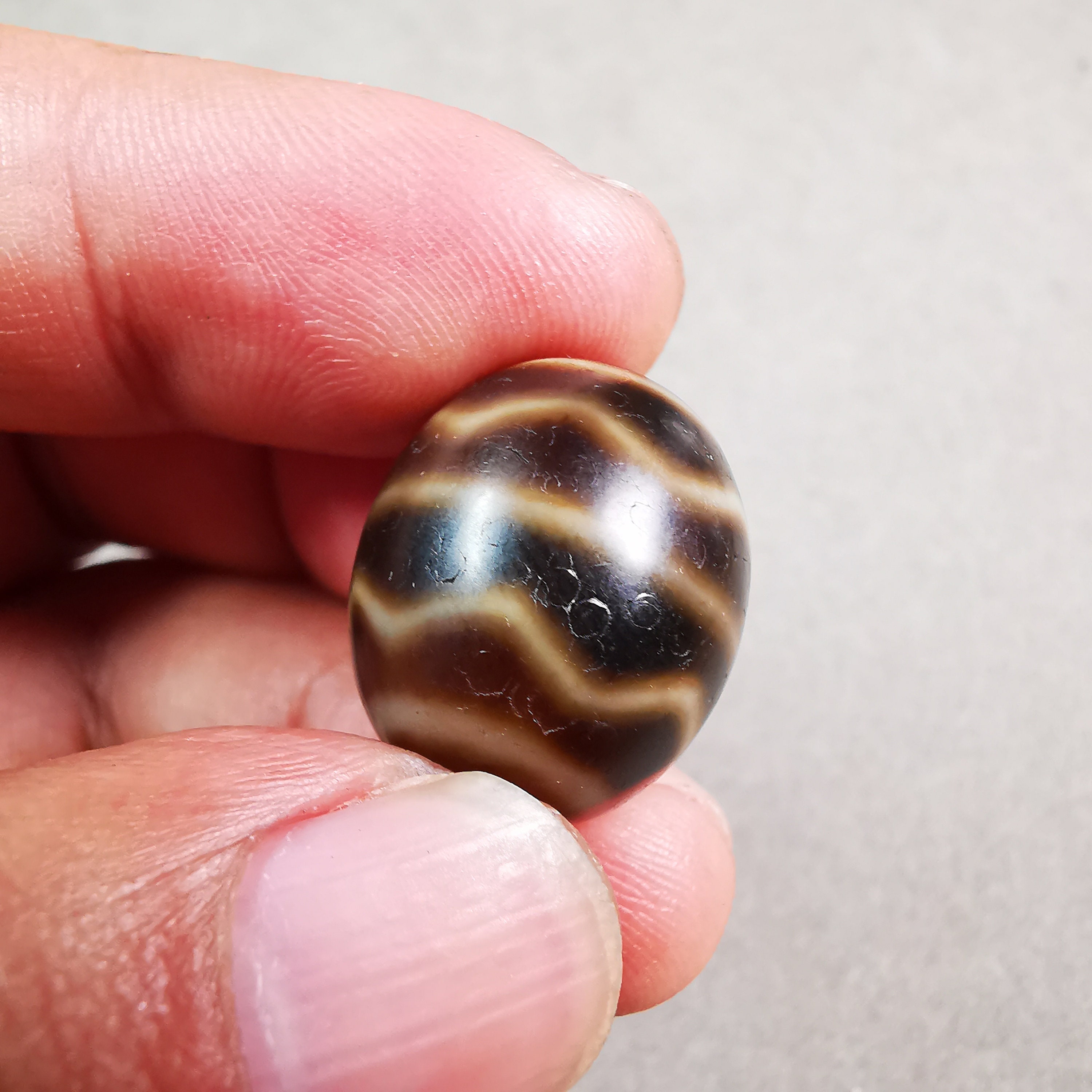 demdodeeチャーム　インディアン Gandhanra Tibetan Round Fortune Wave Dzi Bead(darrow or