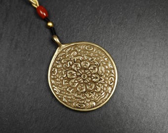 Amuleto buddista tibetano Gandhanra con fiore mandala, ciondolo a specchio Melong / distintivo con calendario tibetano / ciondolo protettivo Feng Shui fatto a mano da 55 mm