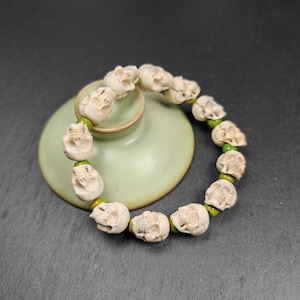 Authentisches 12 mm Tibetisches Citipati Schädel Perlenarmband | Einzigartige weiße Hirschgeweih Handgelenk Mala mit Türkis-Mix
