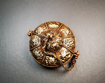 Caja de cobre de 8 cm, diseño Astamangal, para platillos tibetanos, campana Tingsha, hecha a mano en Nepal.