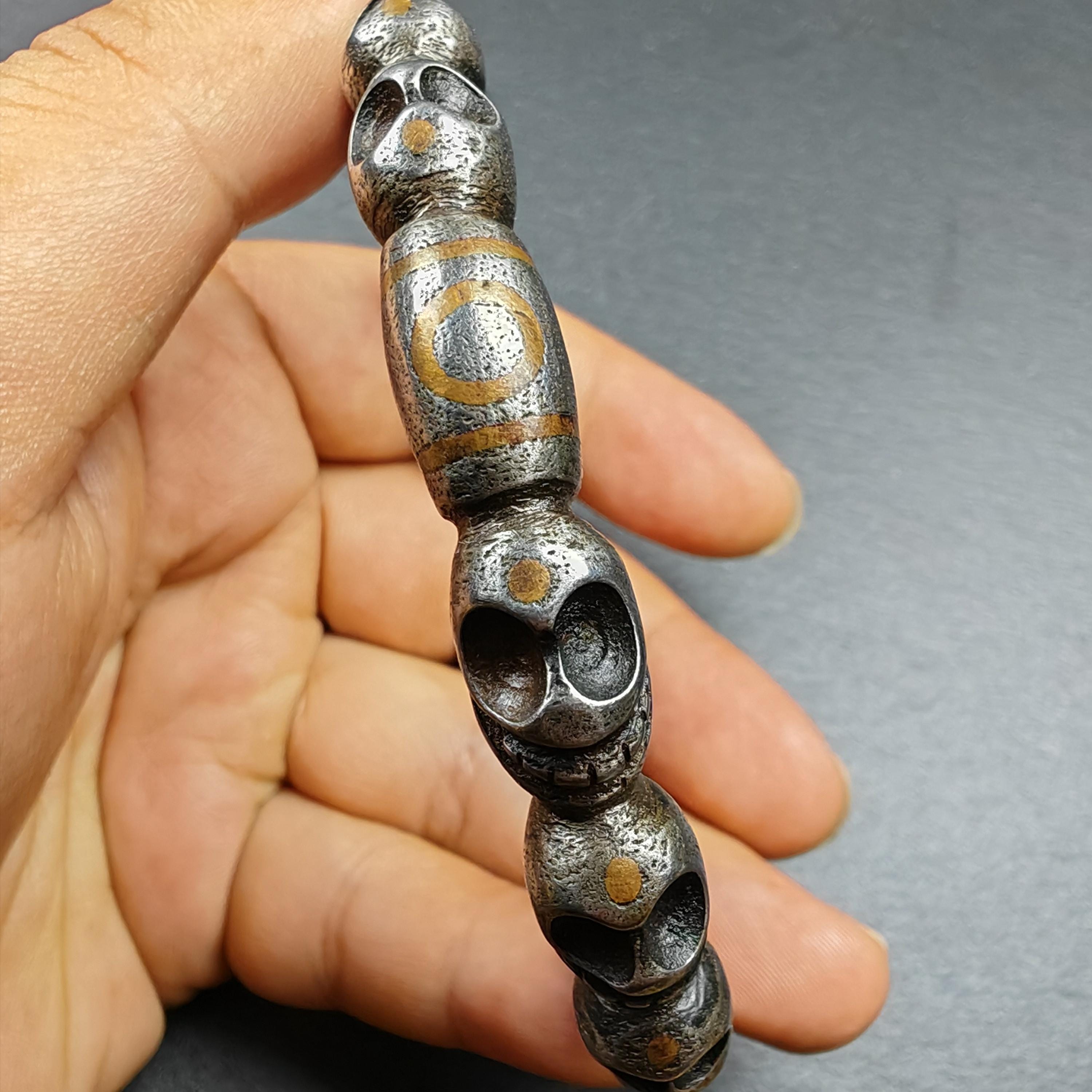 ユニークなチベットのチティパティスカルバングル、コールドアイアン