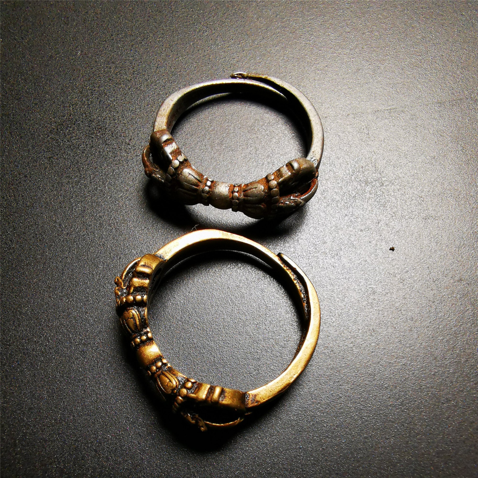 Anello Vajra Dorje Amuleto Tibetano In Argento Sterling 925 Bicolore – Regolabile Per Uomo (Circonferenza 61-66 Mm) – Gioiello Spirituale Con Effetto Vintage