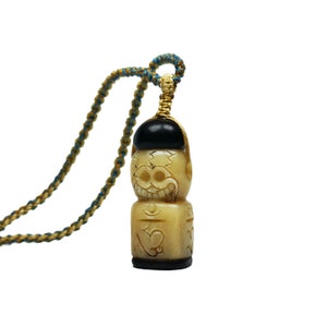 Colgante tallado en hueso de yak tibetano único de Gandhanra, amuleto con sello de letra OM en forma de calavera de Citipati