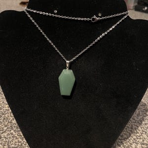 Magnifique collier à pendentif cercueil en cristal d'aventurine verte