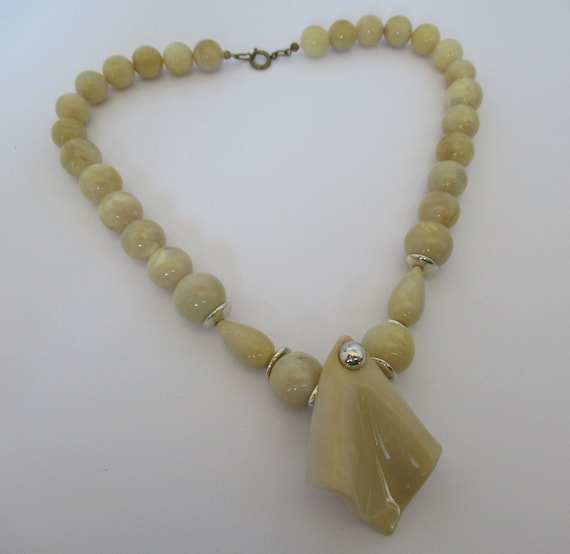 Vintage Marbled Ivory Beige Focal Beaded Short Ne… - image 2