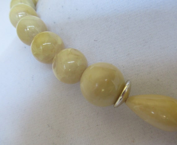 Vintage Marbled Ivory Beige Focal Beaded Short Ne… - image 4