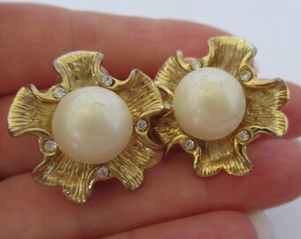 Vintage 1980&#39;s Gold Tone Faux Pearl Floral Button Clip On Earrings, Flower Bold Statement Runway Earrings, Vintage Jewelry Gift for Her