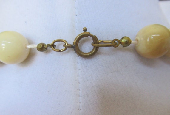 Vintage Marbled Ivory Beige Focal Beaded Short Ne… - image 5