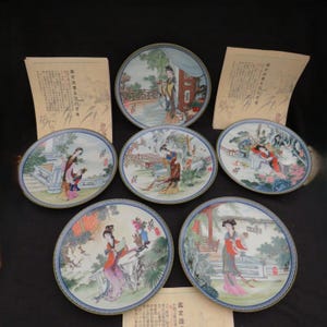 Quatre Assiettes En Porcelaine à Décor Floral - Chine XVIIIe