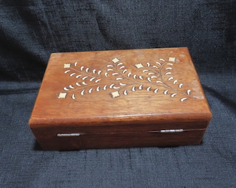 Scatola di legno con intarsio con motivo vintage intagliato a mano