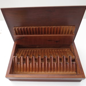 Scatola per sigarette vintage in legno intagliata a mano con scomparti