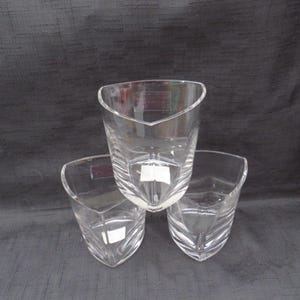 Peut inclure: Trois verres à boire en verre transparent avec une forme triangulaire et un motif découpé décoratif.