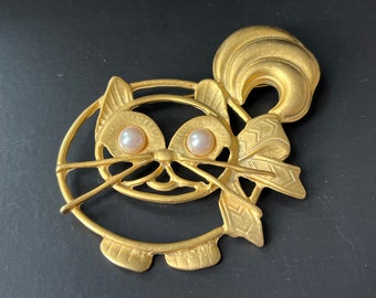 Kitty Cat Brooch Pin in Matte Gold Tone Metal with Faux Pearl Eyes