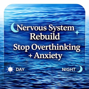 Może przedstawiać: Zestaw trzech ceramicznych kubków z nakrapianym, matowym wykończeniem. Kubki są w odcieniach kremowym, jasnoszarym i ciemnoszarym. Każdy kubek ma prosty, minimalistyczny design, idealny do kawy lub herbaty.