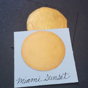 Miami Sunset, pittura ad acquerello metallica, scintillante, fatta a mano per pittura, tecnica mista e scrapbooking su carta e stampaggio.
