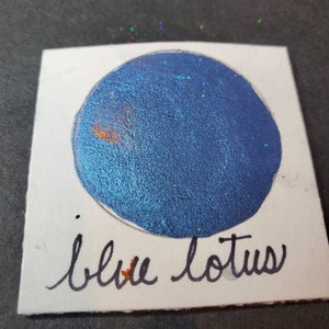 Blue Lotus Metallic, scintillante, pittura ad acquerello fatta a mano per la pittura, tecnica mista e scrapbooking di carta e stampaggio.