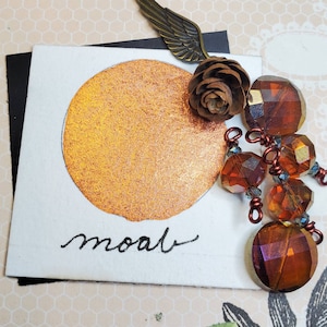 Moab, Metallico, scintillante, vernice ad acquerello fatto a mano per la pittura, supporti misti e carta scrapbooking, e stampaggio.
