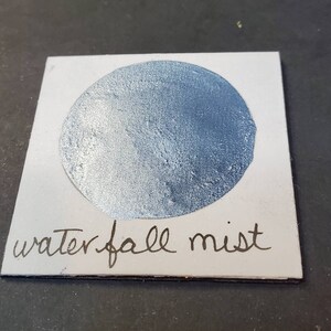 Waterfall Mist, Métallisé, chatoyant, peinture à l’aquarelle faite à la main pour la peinture, les techniques mixtes et le scrapbooking sur papier, et l’estampage.