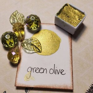 Verde oliva, metallico, scintillante, pittura ad acquerello fatta a mano per pittura, tecnica mista, scrapbooking su carta e stampaggio.