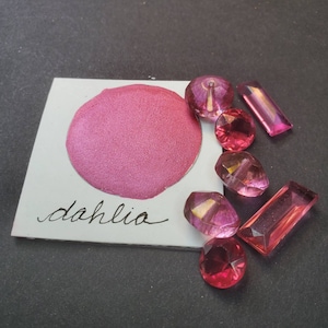 Dahlia, Metallic, scintillante, vernice ad acquerello fatta a mano per pittura, tecnica mista e scrapbooking di carta e stampaggio.