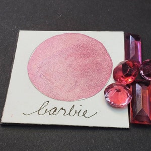 Barbie, Metallic, scintillante, vernice ad acquerello fatta a mano per pittura, tecnica mista e scrapbooking di carta e stampaggio.