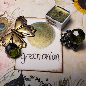 Cipolla verde, metallico, scintillante, vernice ad acquerello fatta a mano per la pittura, supporti misti e scrapbooking di carta, e stampaggio.