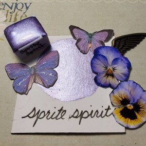 Sprite Spirit, Metallic, luccicante, vernice ad acquerello fatta a mano per la pittura, supporti misti e carta rottami e stampaggio.