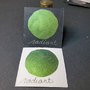 Vernice ad acquerello radiosa, metallica, scintillante e fatta a mano per la pittura, la pittura mista e la scrapbooking della carta e la calligrafia.