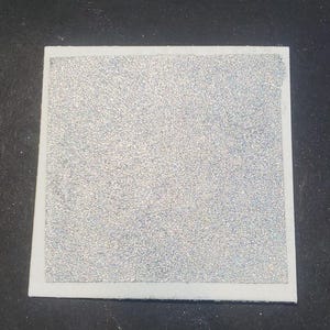 Platinum è una pittura ad acquerello cromata, metallizzata e scintillante, realizzata a mano per pittura, tecniche miste, scrapbooking su carta e timbratura.