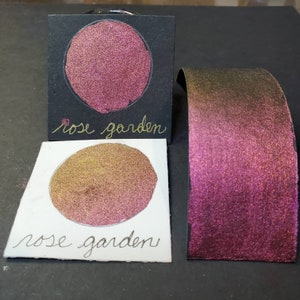 Roseraie, métallisé, chatoyant, peinture à l’aquarelle faite à la main pour la peinture, les techniques mixtes et le scrapbooking sur papier, et l’estampage.