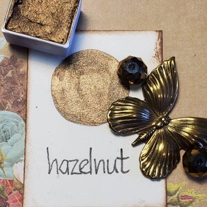 Nocciola, Metallico, scintillante, vernice ad acquerello fatta a mano per la pittura, supporti misti e carta di scarto e stampaggio.