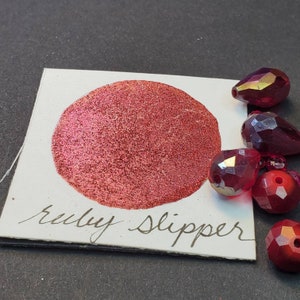 Pantofola rubino, glitterato, metallico, scintillante, vernice ad acquerello fatta a mano per pittura, tecnica mista e scrapbooking di carta e stampaggio.