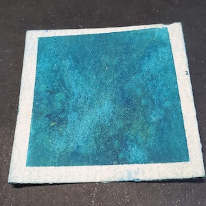 Blue Lagoon es una pintura de acuarela granulada mate hecha a mano para pintar, realizar técnicas mixtas, crear álbumes de recortes en papel y estampar.