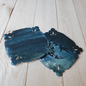 Bog, pittura ad acquerello opaca realizzata a mano per pittura, tecniche miste, scrapbooking su carta e timbratura.